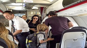 Angelina Jolie - Brad Pitt ile ekonomi sınıfında yolculuk