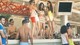 Mikonos'ta 8 kişilik bir masanın fiyatı 40 bin Euro