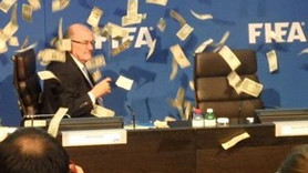 Fifa Başkanı'nın üzerine para yağdı!