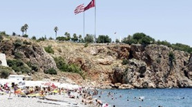 Antalya’da sahiller doldu taştı