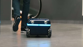 Sahibini takip eden bagaj geliyor