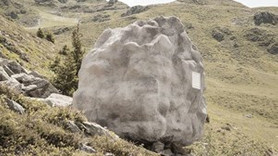 İsviçreliler taş devrini özledi! Kaya görünümlü ev yaptılar
