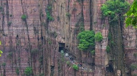 Çin'de inşa edilen 1700 metre yüksekliğindeki yol hayrete düşürüyor