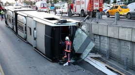 Cevizlibağ'da metrobüs devrildi!