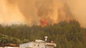 Antalya'da yangın evleri yuttu! Eşyasını alan kaçıyor