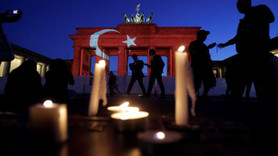 Berlin'deki tarihi Brandenburg kapısı Türk bayrağına büründü