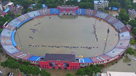 Çin'i sel bastı! Stadyum havuza döndü!