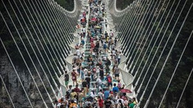 Çin'de inşa edilen cam köprü kapatıldı