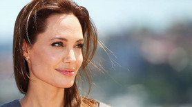 Angelina Jolie 10 banyolu evine taşındı!