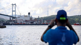 En büyük inşaat gemisi Boğaz'da!