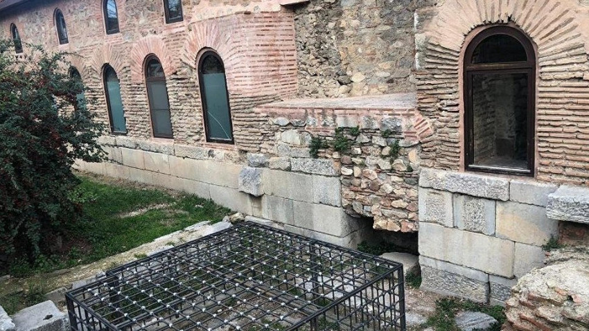 Demir kafesle ‘korunan’ Bizans mozaiği çöplüğe döndü