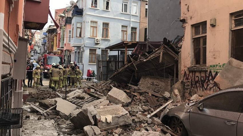 İstanbul'da 3 katlı bir bina daha yıkıldı