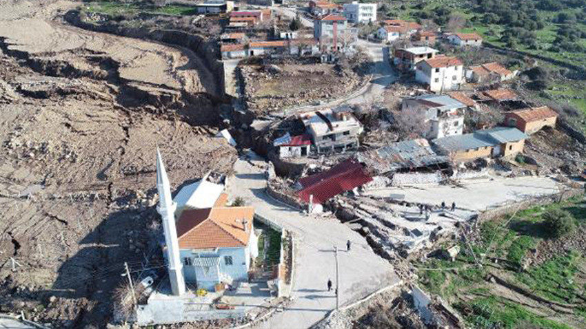 İzmir'de heyelan nedeniyle evler boşaltıldı