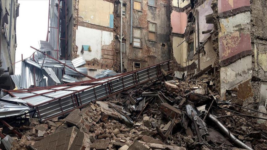 Beyoğlu'nda 6 katlı metruk bir bina yıkıldı! Sokak trafiğe kapandı