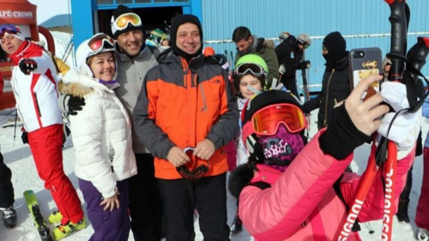 İmamoğlu 'tatil' eleştirilerine yanıt verdi: 'Üç gün kayak yapmam...'