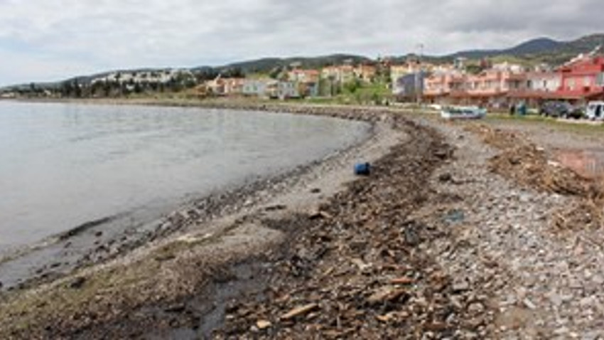 Bakanlık Çandarlı’daki deniz kirliliğine el attı!