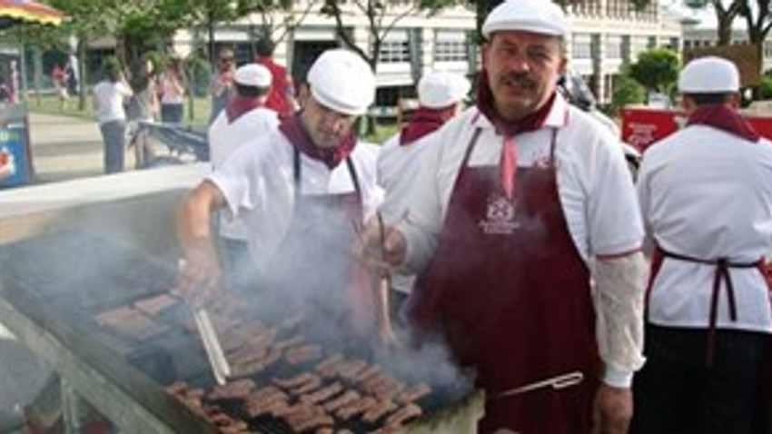 Sultanahmet Köftecisi, üniversitelerin etkinliklere sponsor oldu!