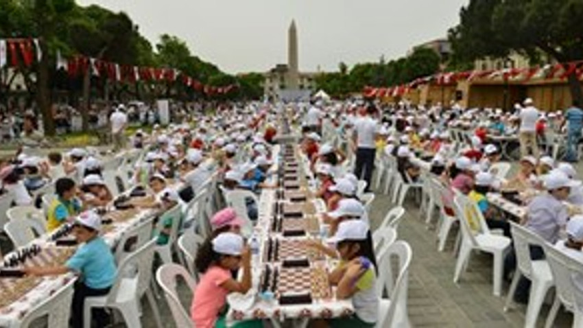 Sultanahmet Meydanı 1453 sporcunun satranç maçlarına ev sahipliği yaptı!