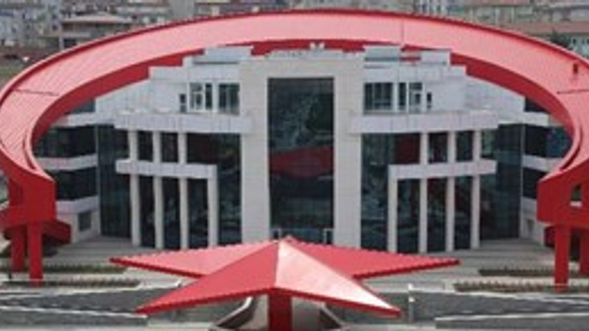 Türk bayrağı şeklindeki bina hizmete açıldı