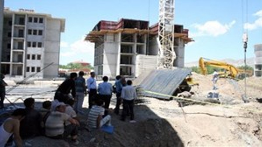 Erzincan'da TOKİ inşaatında vinç halatı koptu!
