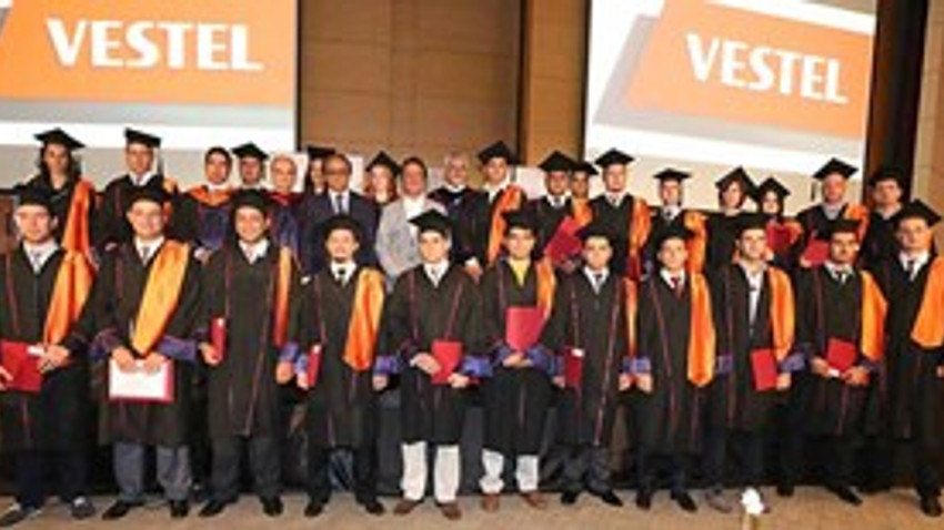 Vestel çalışanları mezun oldu, diplomalarını Ahmet Zorlu’dan aldı