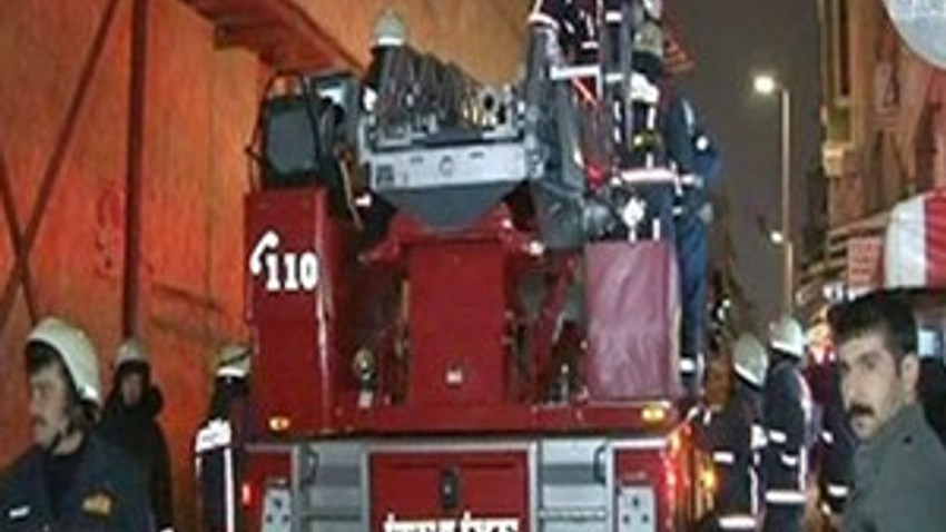 Beyoğlu’nda bina çöktü, 4 kişi enkaz altında!