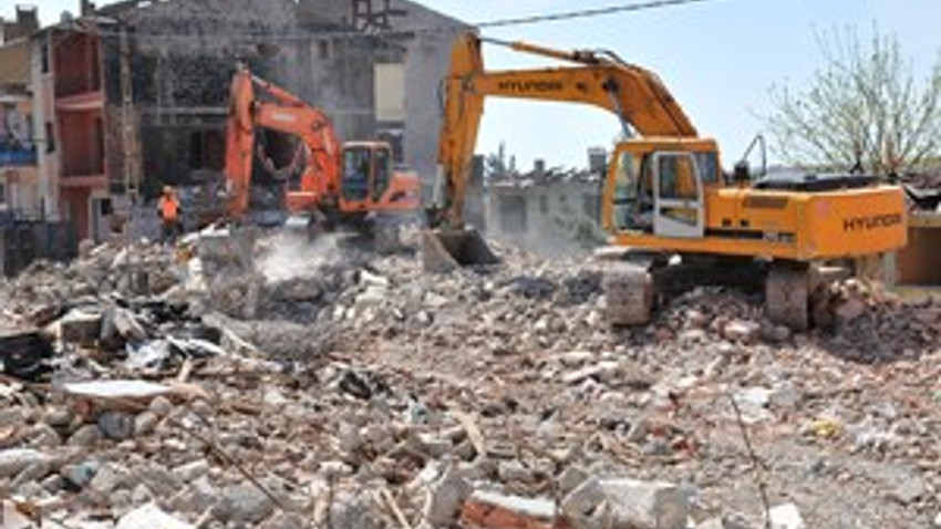 Bakanlıktan evi yıkılanlara 1 milyar lira destek!