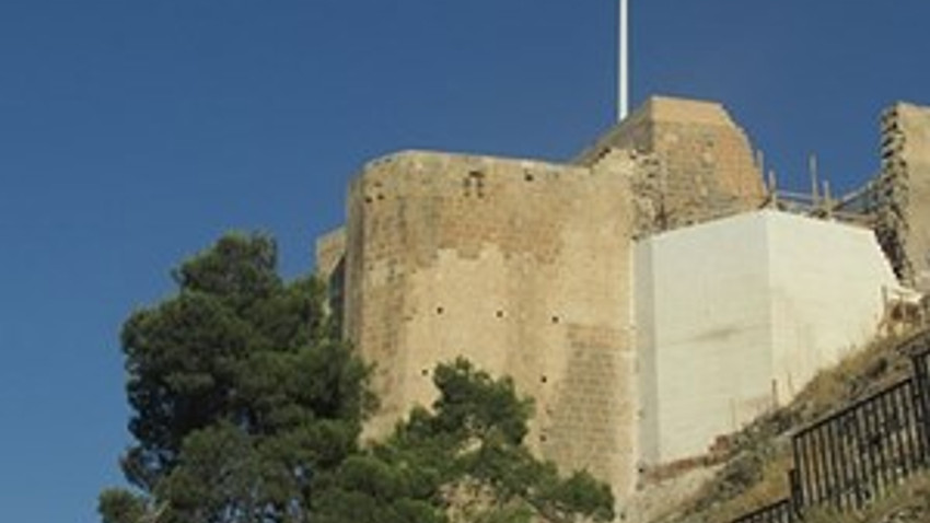 1200 yıllık tarihi kaleye 'Ak' duvar