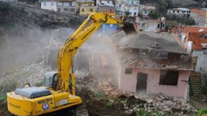 Seyhan Belediyesi imara aykırı binaları yıkıyor!