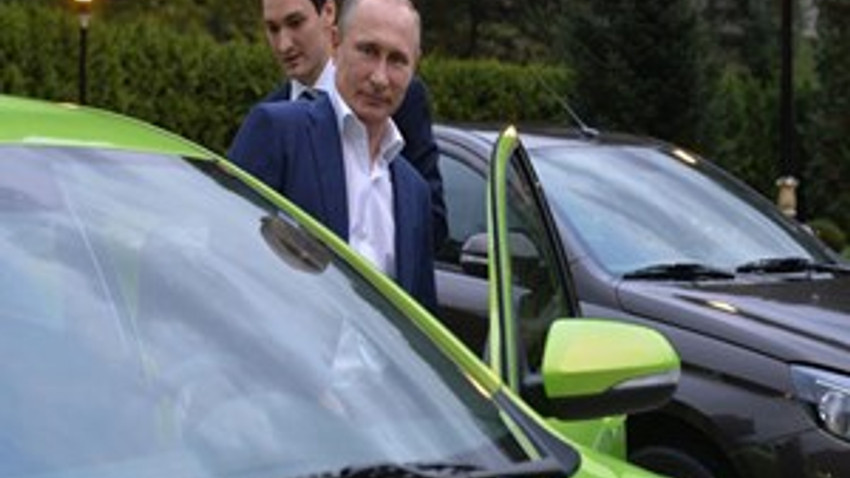 Putin kendi üretimleri otomobili test etti: Harika!