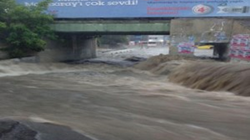İstanbul'da sel adeta yıktı geçti!