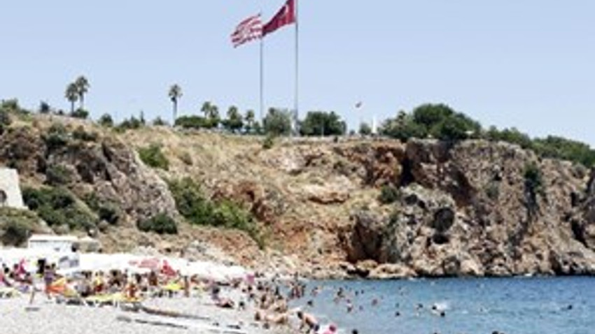 Sıcak Antalya sahilleri doldurdu!