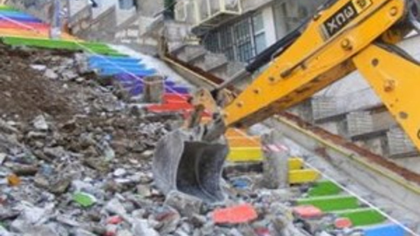 Karaköy'de renkli merdivenler yenileniyor