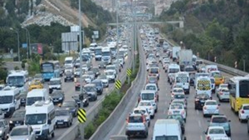 İstanbul trafiği yol çalışması nedeniyle kilitlendi