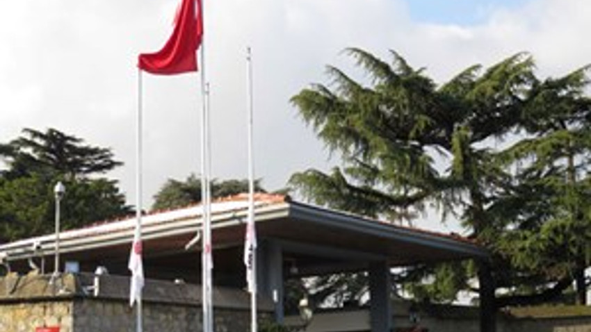 Koç Holding’te bayraklar yarıya indirildi