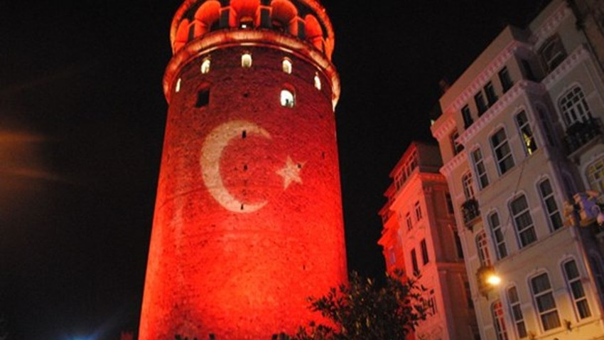 Galata Kulesi kırmızı beyaz!