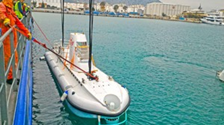 Türkiye'nin ilk turistik denizaltısı Antalya'da denize indi