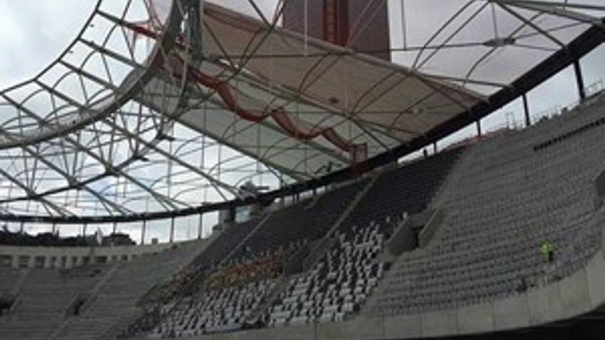 Vodafone Arena'da çatı şoku!