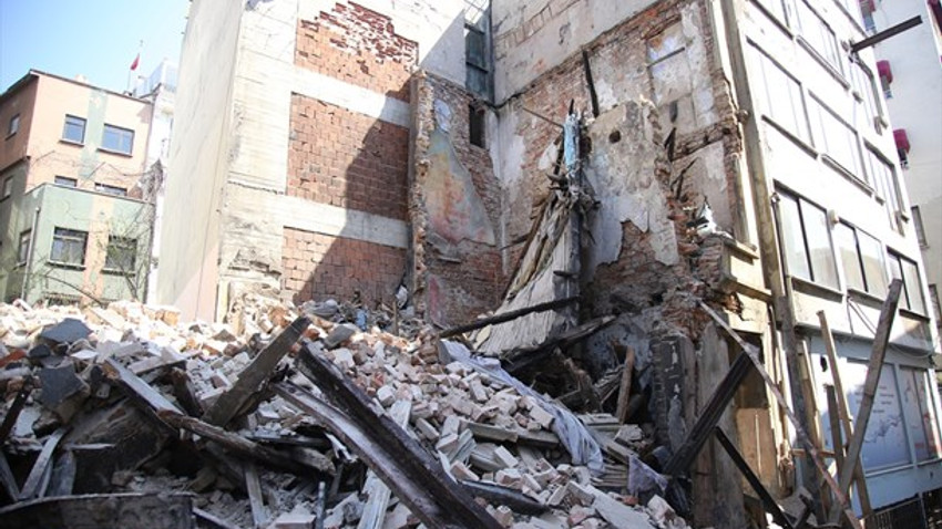Beyoğlu'nda tarihi bina çöktü