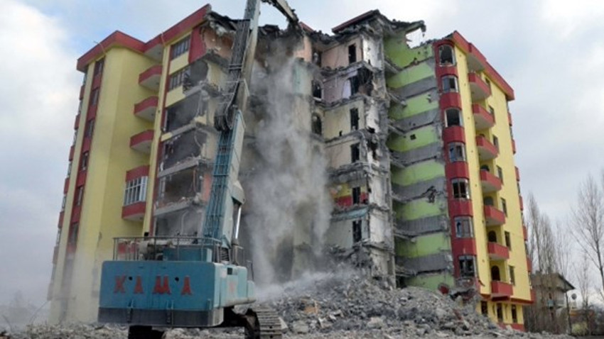 Ağır hasarlı binalar güvenlik önlemi alınarak yıkılıyor