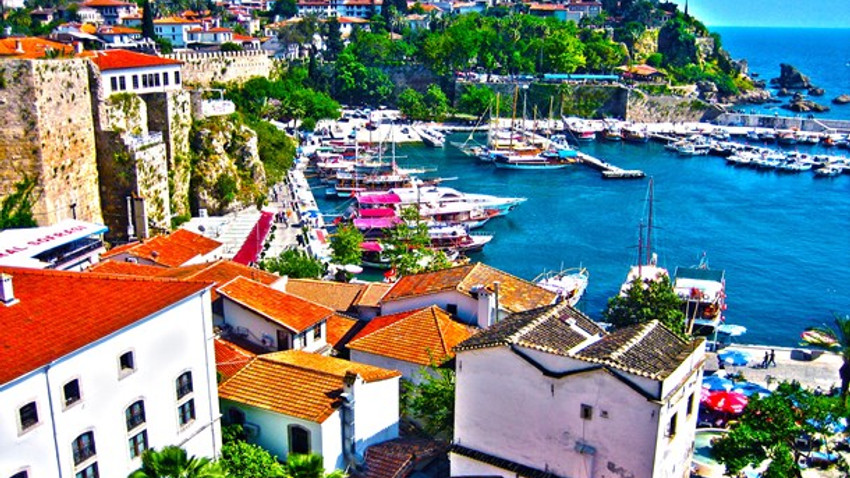 Tatilciler Antalya'ya akın etti! Yazlık fiyatları uçtu