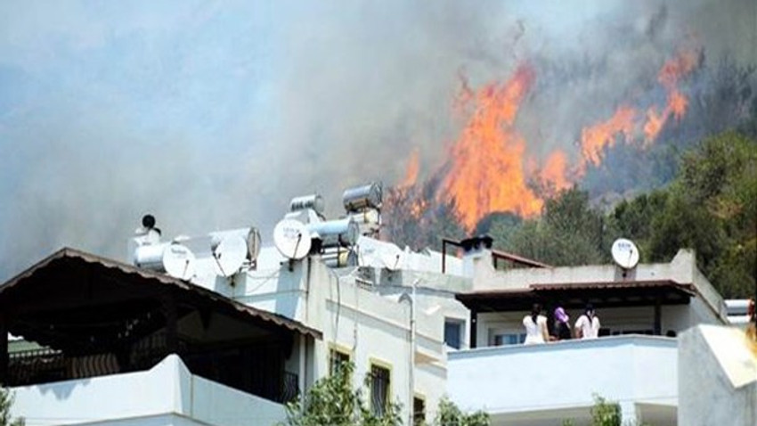 Bodrum'da makilik alanda yangın çıktı! Alevler evlere yaklaştı