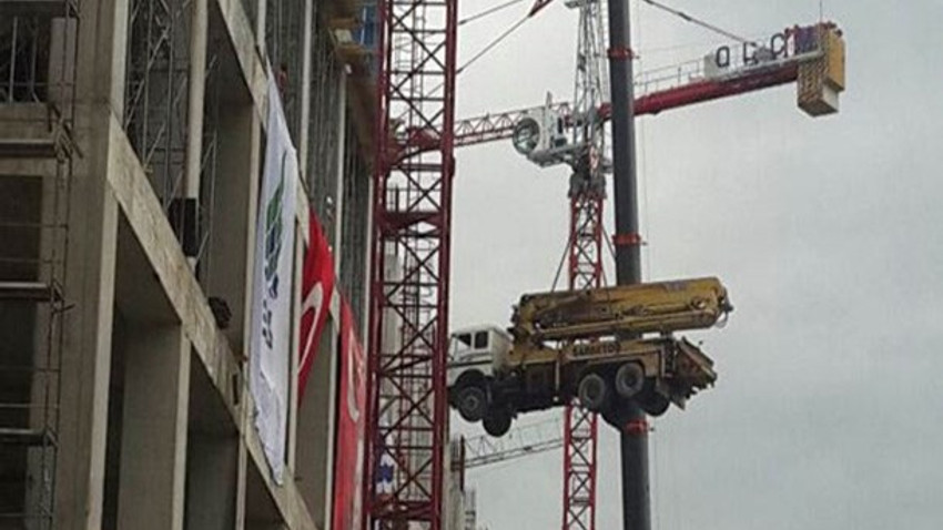 Karadenizlide çare asla tükenmez! 27 tonluk mikser vinçle inşaata çıkarıldı