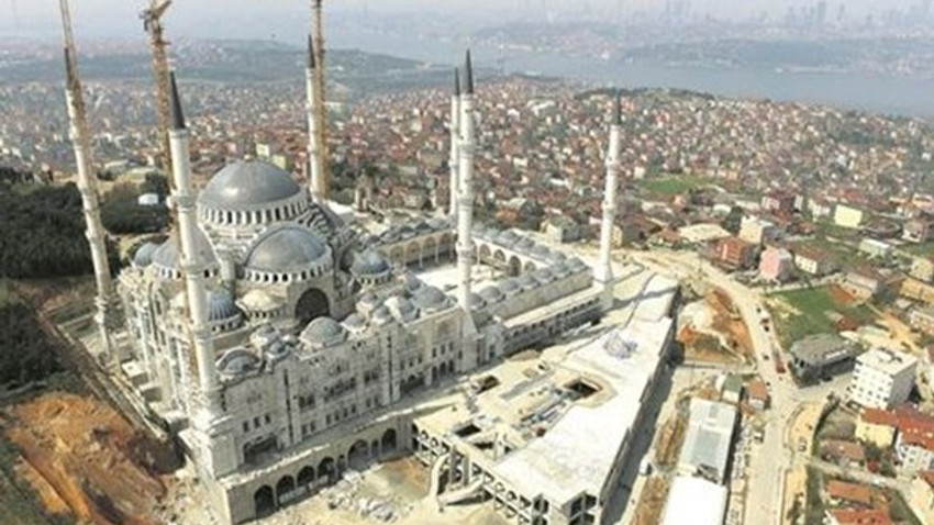 Çamlıca Camii'ne 220 metrelik Fetih Suresi!