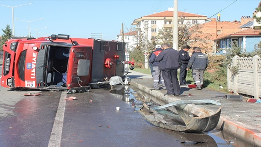 İtfaiye aracıyla kamyonet çarpıştı: 5 yaralı