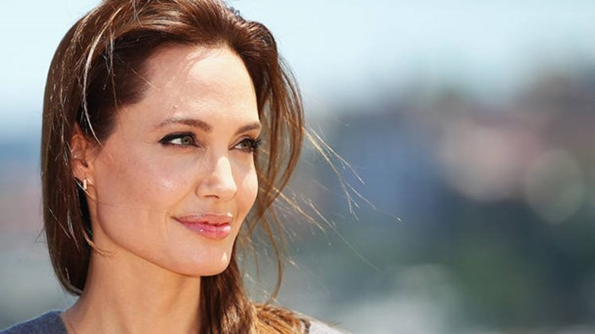 Angelina Jolie 10 banyolu evine taşındı!