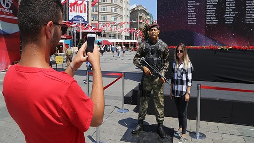 Ömer Halisdemir'in heykeli Taksim Meydanı'nda