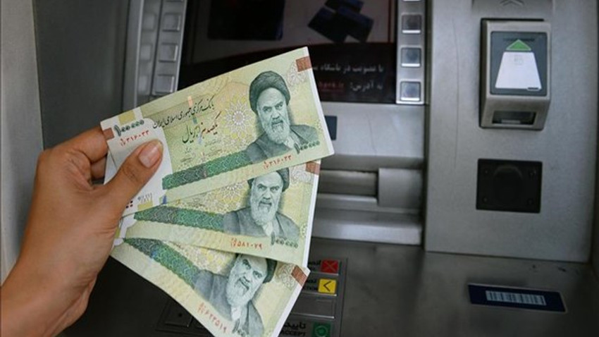 İran'da ABD yaptırımlarının ilk günü dolar değer kaybetti