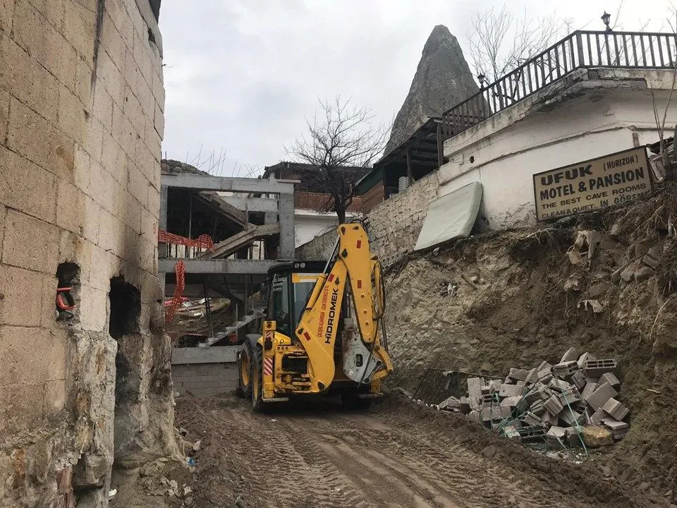 Peribacaları'ndaki otelin yıkımına başlandı!