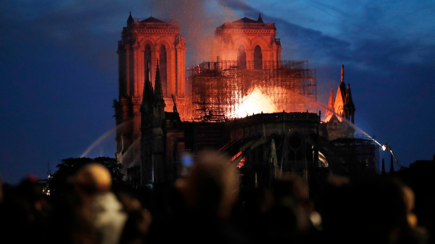 850 yıllık Notre Dame Katedrali yandı